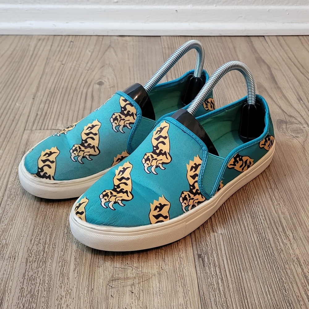 Shoe Republic LA Slip On Shoes Women's Size 8 Tiger Paw Print Green Sneakers